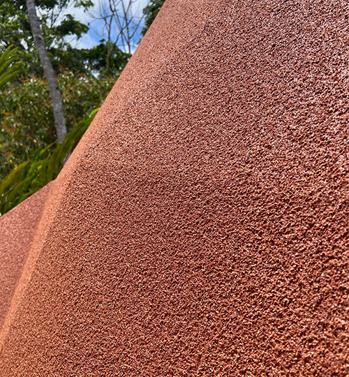 Korkfarbe für Holzhäuser – KliuCork® Deutschland Sprühkork schützt Gartenhäuser und Ferienhäuser mit atmungsaktiver Korkbeschichtung.