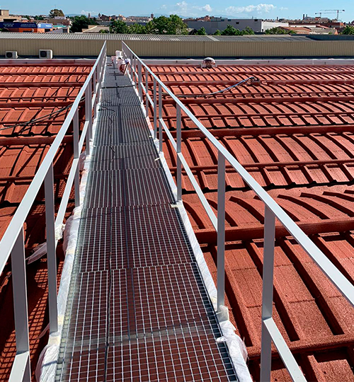Industrieller Einsatz von KliuCork® Deutschland – thermoisolierende Sprühkork-Korkfarbe für Metallcontainer, Industriehallen und Poolbereiche.