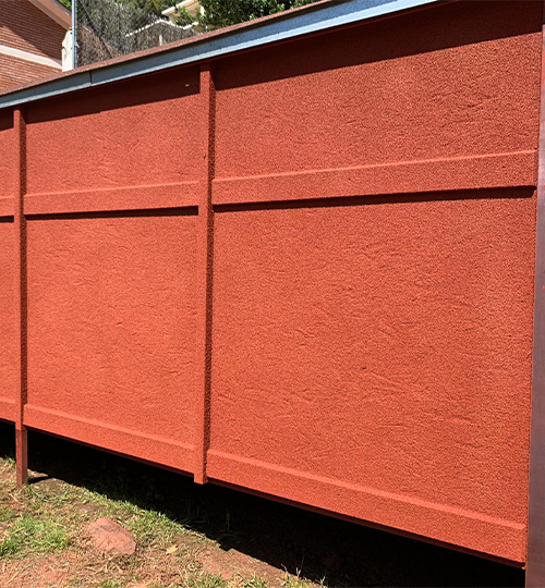 Industrieller Einsatz von KliuCork® Deutschland – thermoisolierende Sprühkork-Korkfarbe für Metallcontainer, Holzcontainer, Industriehallen und Poolbereiche.