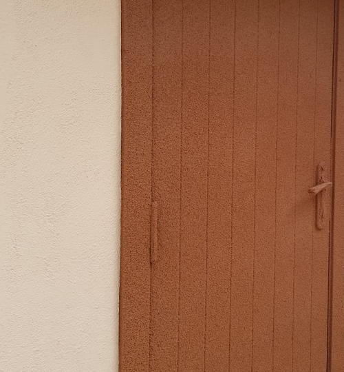 Fassadenschutz mit KliuCork® Deutschland Sprühkork – nachhaltige Korkbeschichtung als langlebige Korkfarbe für Außenwände.