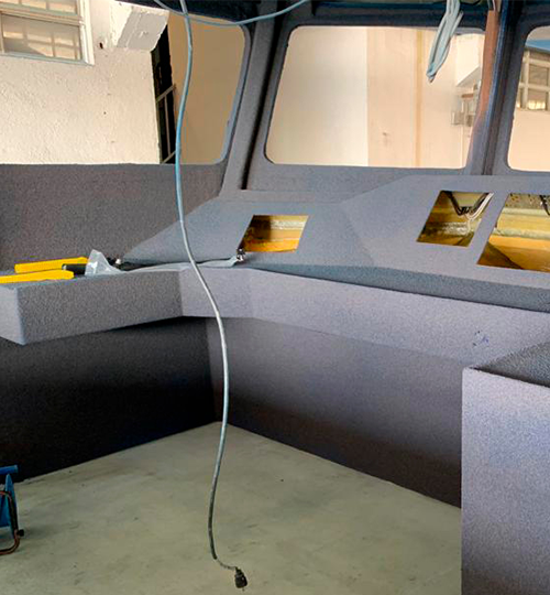 Natürlicher Schutz für Boote mit KliuCork® Deutschland – rutschfeste Korkbeschichtung und Korkfarbe auf Decks durch Sprühkork.