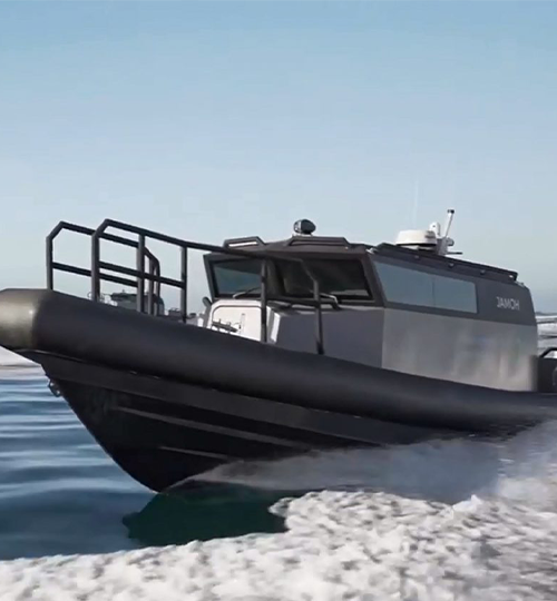 Natürlicher Schutz für Boote mit KliuCork® Deutschland – rutschfeste Korkbeschichtung und Korkfarbe auf Decks durch Sprühkork.