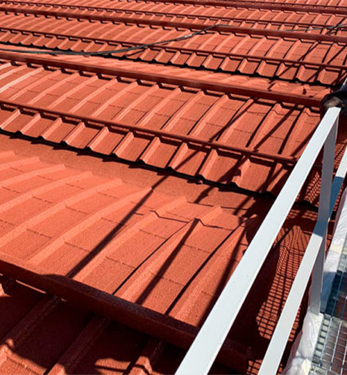 Industrieller Einsatz von KliuCork® Deutschland – thermoisolierende Sprühkork-Korkfarbe für Metallcontainer, Industriehallen und Poolbereiche.
