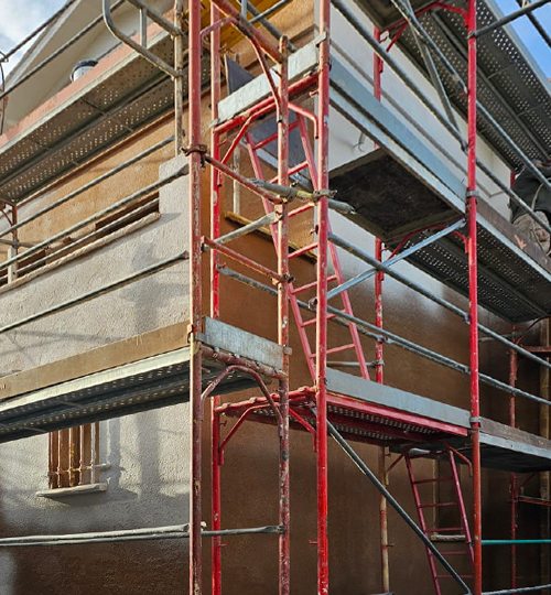 Fassadenschutz mit KliuCork® Deutschland Sprühkork – nachhaltige Korkbeschichtung als langlebige Korkfarbe für Außenwände.